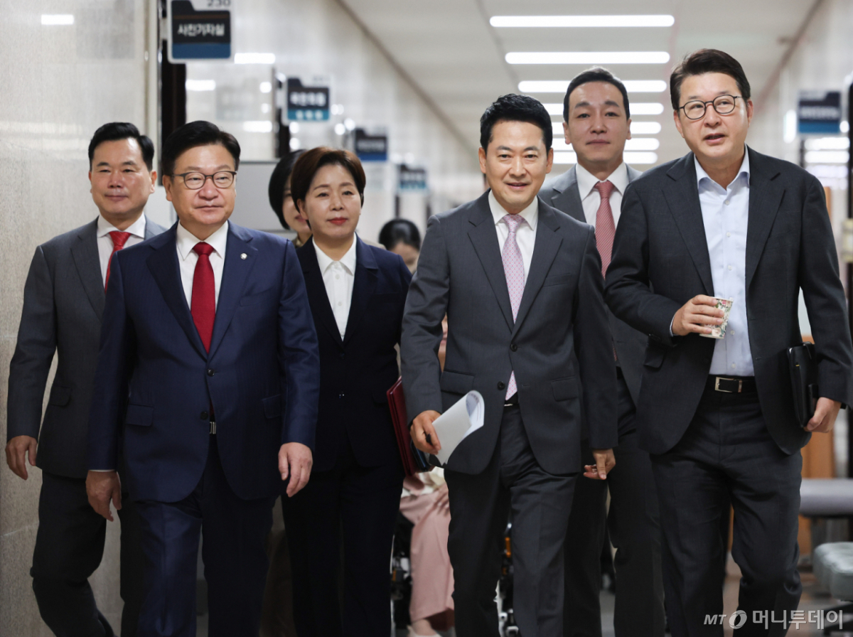 [서울=뉴시스] 최진석 기자 = 장동혁 국민의힘 대표와 정점식 원내대표가 17일 여의도 국회에서 열린 최고위원회의에 참석하고 있다. 2026.09.17. myjs@newsis.com /사진=최진석