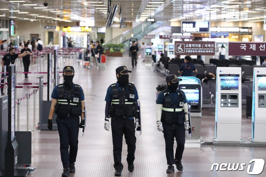 제주국제공항 등 전국 5개 공항에 폭탄테러를 하겠다는 글을 올린 30대가 거액의 손해배상금을 물게 됐다. 사진은 2023년 8월9일 오전 경찰이 대구공항 경계를 강화하고 있는 모습. /사진=뉴스1