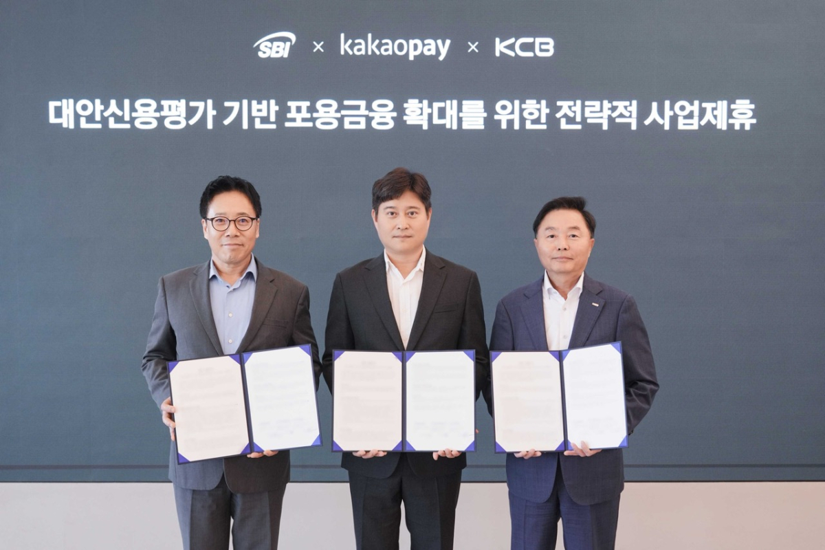 신원근 카카오페이 대표(가운데)와 김문석 SBI저축은행 대표(왼쪽), 이성욱 KCB 대표(오른쪽)가 지난 16일 경기도 판교 카카오페이 오피스에서 진행한 포용금융 확대를 위한 전략적 사업 제휴 협약식에서 기념촬영을 진행하고 있다./사진제공=카카오페이