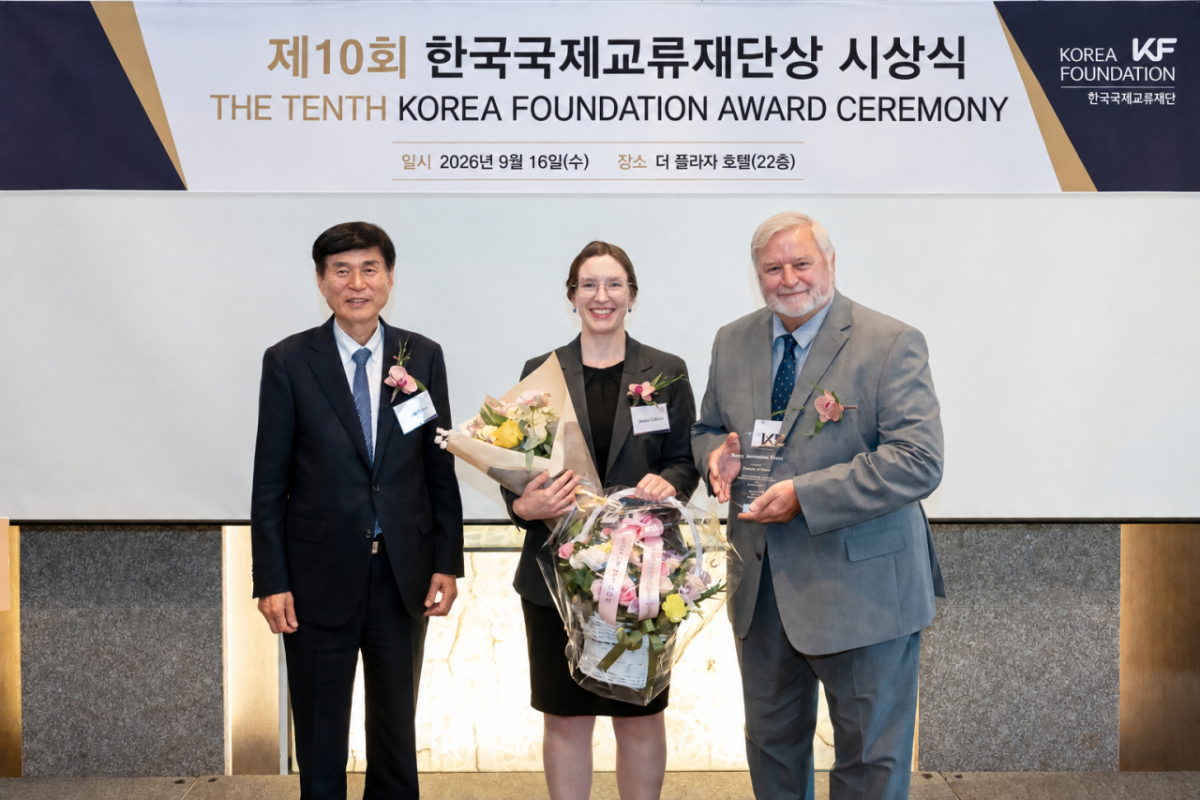 미국 평화봉사단의 한국 활동 경험과 역사적 의미를 보존하고 한미 간 민간·문화 교류를 이어가는 단체인 FoK(Friends of Korea, 프렌즈 오브 코리아)가 지난 16일 한미 협력 증진의 업적을 치하하는 '한국국제교류재단상'을 수상했다. (왼쪽부터) 송기도 한국국제교류재단(KF) 이사장, 한국국제교류재단상을 받은 FoK의 제나 깁슨 이사, 제라드 크르직 회장./사진제공=KF