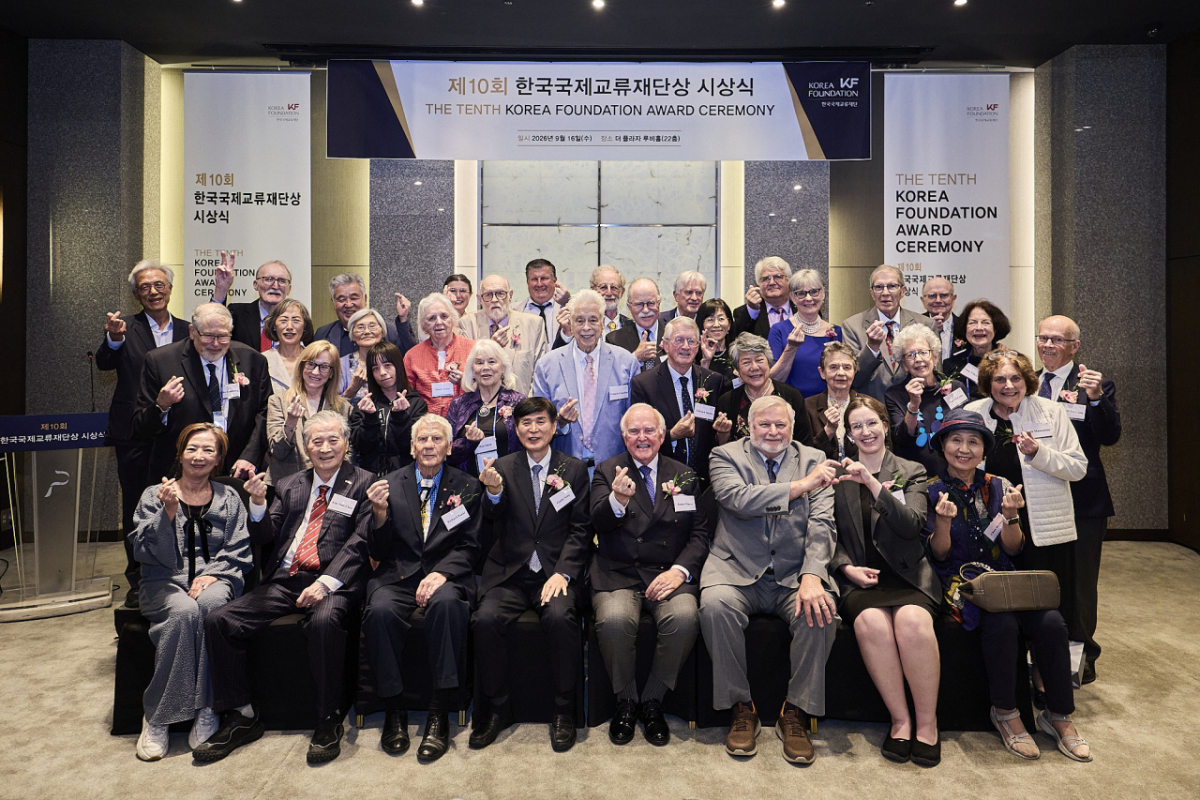 지난 16일 서울 중구 더플라자호텔에서 열린 제10회 한국국제교류재단상 시상식에 참석한 미국 평화봉사단원들이 기념사진을 찍고 있다./사진제공=한국국제교류재단(KF)