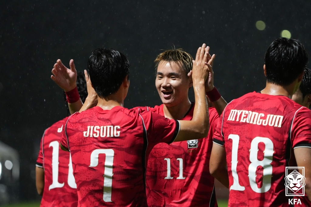 대한민국 23세 이하(U23) 축구대표팀 엄지성(7번)이 지난 15일 일본 나고야에서 열린 2026 아이치·나고야 아시안게임 남자축구 조별리그 D조 1차전 카타르전에서 골을 넣은 뒤 양현준과 세리머니를 하고 있다. /사진=대한축구협회 제공