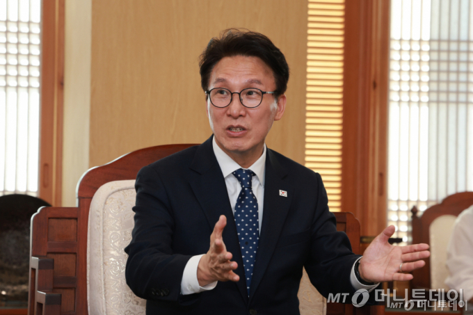 (서울=뉴스1) 국회사진기자단 = 김민석 더불어민주당 대표가 15일 오후 서울 종로구 조계사에서 대한불교조계종 총무원장 진우스님을 예방하며 환담을 나누고 있다.2026.9.15/뉴스1 Copyright © 뉴스1. All rights reserved. 무단 전재 및 재배포, AI학습 이용 금지. /사진=(서울=뉴스1) 국회사진기자단