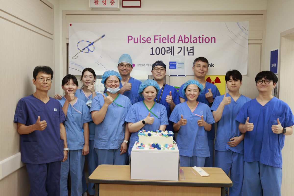 일산병원 의료진들이 펄스장 절제술(PFA)' 100례 달성을 기념해 사진촬영을 하고있다. /사진제공=일산병원