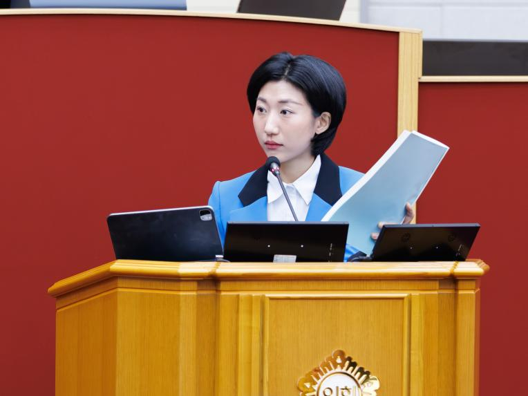 시정질문을 하는 윤단비 부천시의원./사진제공=부천시의회