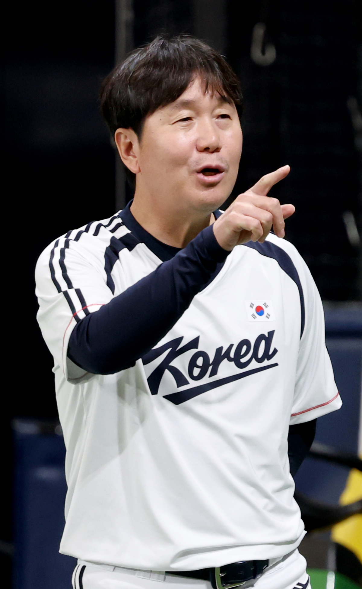 류지현 대표팀 감독이 16일 2026 아이치-나고야 아시안게임 야구대표팀의 공식 훈련에서 선수들에게 이야기를 건네고 있다. /사진=김진경 대기자
