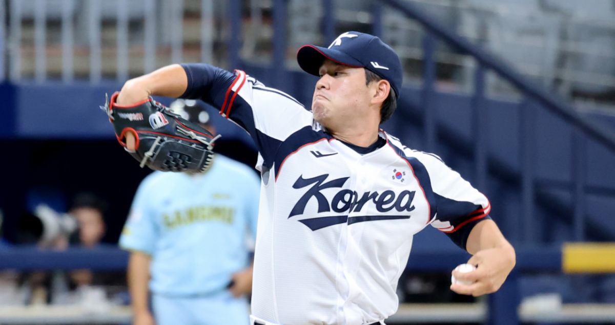 야구대표팀 좌투수 김진욱이 17일 고척스카이돔에서 열린 2026 아이치-나고야 아시안게임을 위한 야구대표팀과 상무와의 평가전 6회초에 등판해 역투하고 있다. /사진=강영조 선임기자