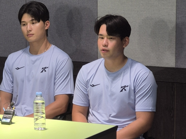 김진욱(오른쪽)이 17일 상무와 연습경기를 마친 뒤 취재진과 인터뷰에서 질문에 답하고 있다. /사진=신화섭 기자
