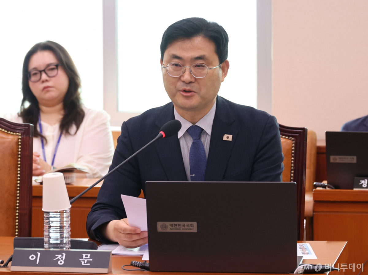 [서울=뉴시스] 최진석 기자 = 국회 문체위 더불어민주당 간사인 이정문 의원이 24일 여의도 국회에서 열린 문화체육관광위윈회 제3차 전체회의에서 발언하고 있다. 2026.07.24. myjs@newsis.com /사진=최진석