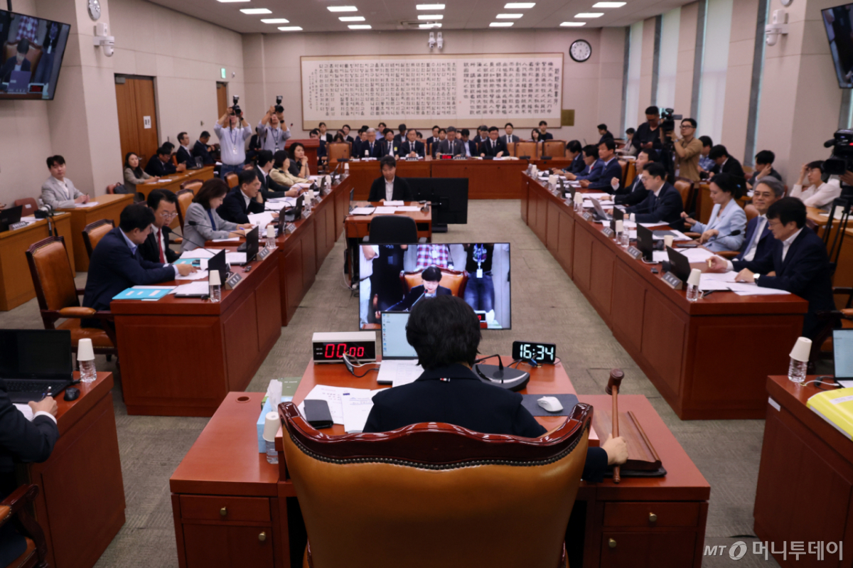 (서울=뉴스1) 황기선 기자 = 서영교 법사위원장이 16일 오후 서울 여의도 국회에서 열린 법제사법위원회 전체회의에서 의사봉을 두드리고 있다. 2026.9.16/뉴스1 Copyright © 뉴스1. All rights reserved. 무단 전재 및 재배포, AI학습 이용 금지. /사진=(서울=뉴스1) 황기선 기자