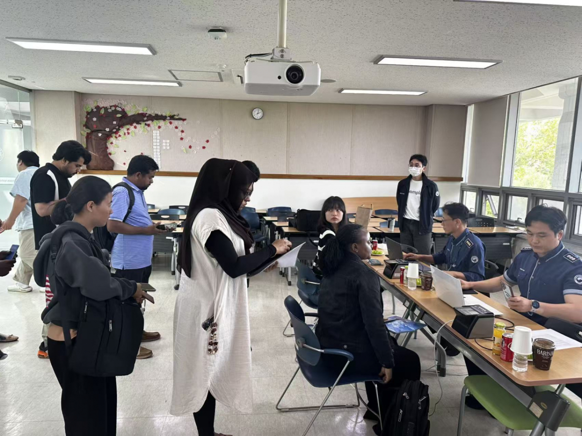 외국인 등록에 필요한 지문등록 서비스를 제공하는 '이동출입국' 현장. /사진제공=군산대