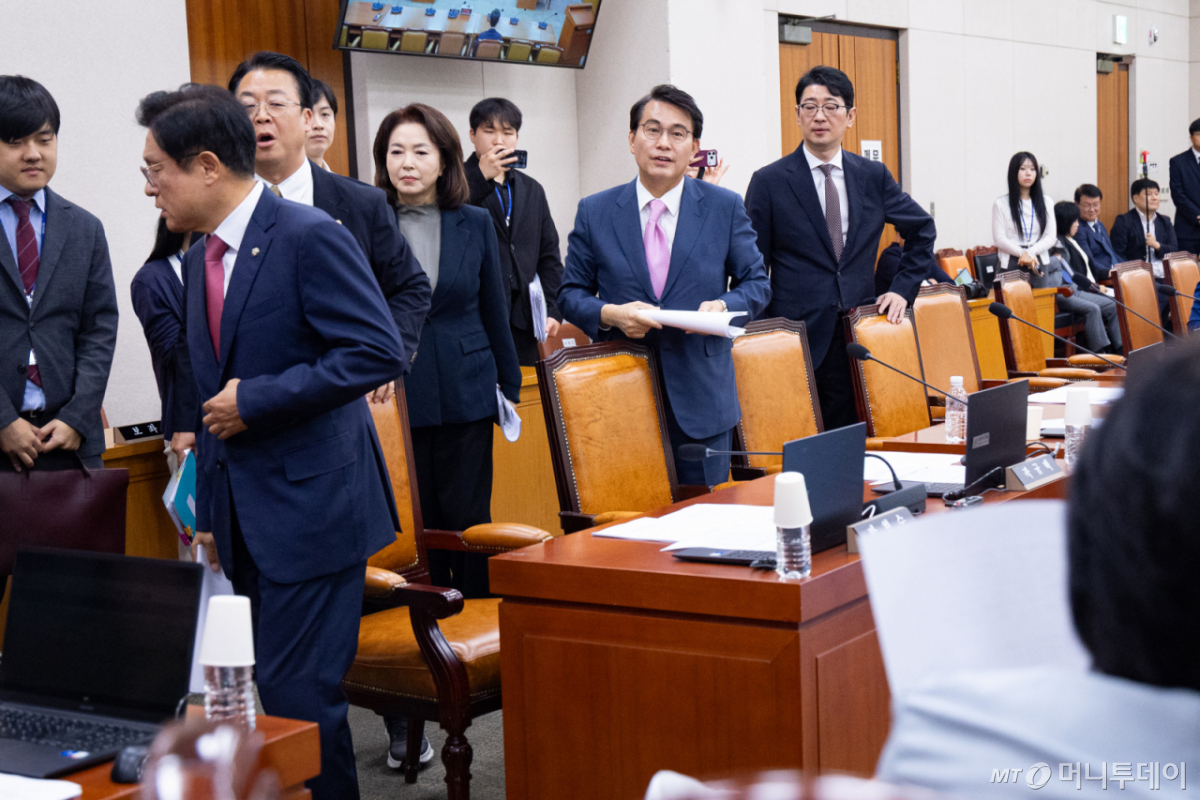 (서울=뉴스1) 유승관 기자 = 국회 법제사법위원회 국민의힘 위원들이 17일 서울 여의도 국회에서 열린 제439회 국회(정기회) 법제사법위원회 제5차 전체회의에서 김승원 법무부 장관 후보자 인사청문경과보고서 채택의 건이 상정된 것에 반발, 퇴장하고 있다. 2026.9.17/뉴스1 Copyright © 뉴스1. All rights reserved. 무단 전재 및 재배포, AI학습 이용 금지. /사진=(서울=뉴스1) 유승관 기자