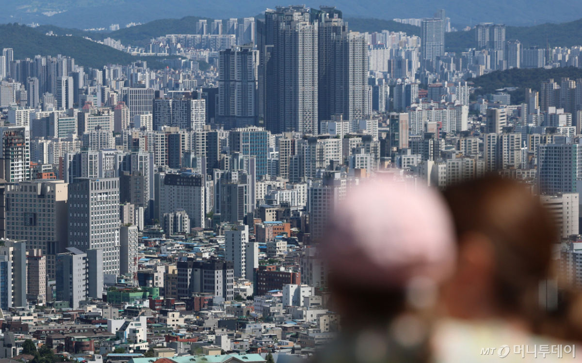 (서울=뉴스1) 오대일 기자 = 토지거래허가구역에서 세입자가 거주 중인 주택을 매수할 때 적용되는 실거주 유예 신청기한이 내년 말까지 1년 연장되고, 기존 임대차계약의 갱신 기간도 유예 기간으로 인정된다. 국토교통부는 토지거래허가구역 내 임대 중인 주택의 거래 여건을 보완하기 위해 이 같은 내용의 '부동산 거래신고 등에 관한 법률 시행령' 개정안을 오는 18일 입법예고한다고 17일 밝혔다. 사진은 17일 서울 남산에서 바라본 서울 아파트 단지 모습. 2026.9.17/뉴스1 Copyright © 뉴스1. All rights reserved. 무단 전재 및 재배포, AI학습 이용 금지. /사진=(서울=뉴스1) 오대일 기자