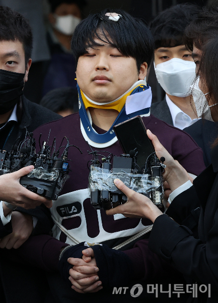 텔레그램 성착취 대화방 운영자 조주빈이 25일 오전 서울 종로경찰서에서 검찰로 송치되고 있다. 200325 /사진=김창현 기자 chmt@