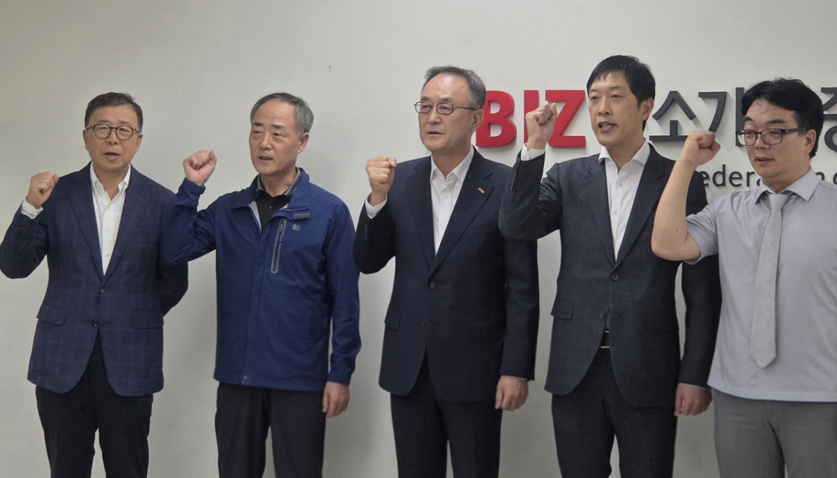 송치영 소상공인연합회장(왼쪽부터 세번째), 고장수 전국카페사장협동조합 이사장(네번째) 등 소상공인 관련 5개 단체가 서울 여의도 중소기업중앙회에서 기자회견을 열고 '배달 플랫폼 민간상생협의체'를 운영하겠다고 발표했다. /사진=차현아 기자