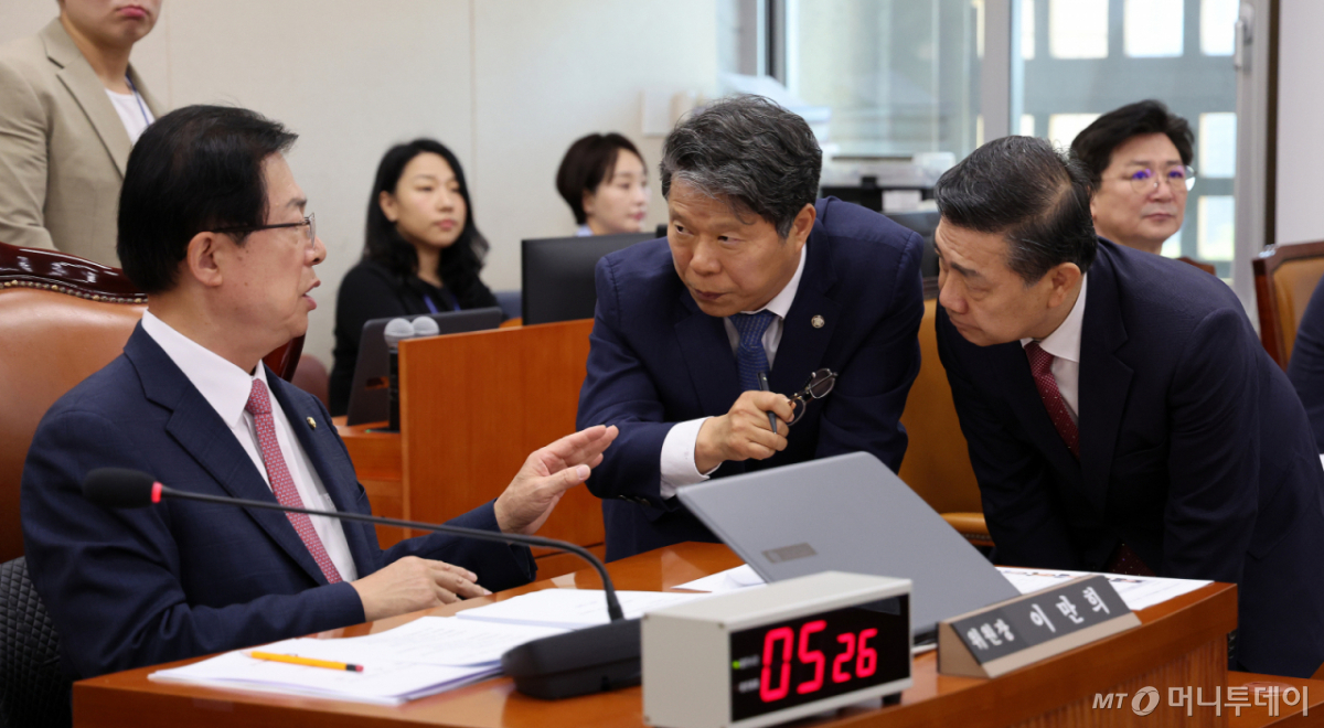 이만희 국회 보건복지위원장이 17일 서울 여의도 국회에서 열린 보건복지위원회 전체회의에서 여야 간사인 서영석 더불어민주당 의원, 백종헌 국민의힘 의원과 대화를 나누고 있다./사진=뉴스1