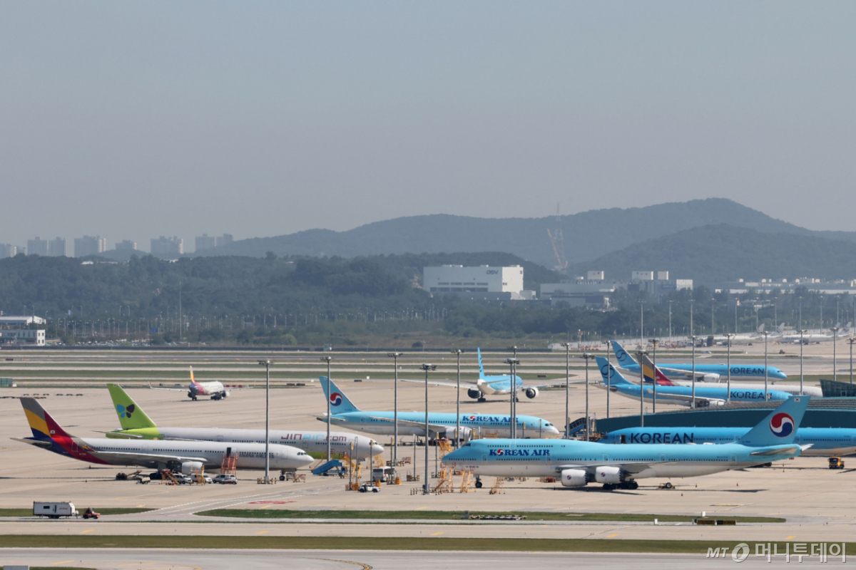 (인천공항=뉴스1) 이광호 기자 = 중동전쟁 격화 등의 여파로 국제유가 변동성이 커지면서 다음달 국제선 항공권에 부과되는 유류할증료가 오를것으로 알려진 16일 인천국제공항 계류장에 대한항공과 아시아나항공 여객기가 주기되어 있다. 이날 항공업계에 따르면 10월 국제선 유류할증료는 23단계가 적용, 9월보다 2단계 상승한 수준으로 대한항공의 경우 뉴욕 등 장거리 노선은 36만2천6백 원이 부과돼 이번 달보다 2.43% 비싸지게 되며 아시아나항공의 경우 10월 유류할증료가 편도 기준 최소 5만3천4백 원에서 최대 30만1천2백 원이 부과된다. 2026.9.16/뉴스1 Copyright © 뉴스1. All rights reserved. 무단 전재 및 재배포, AI학습 이용 금지. /사진=(인천공항=뉴스1) 이광호 기자