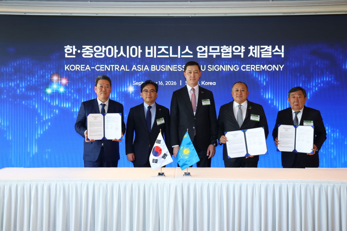 (왼쪽부터)서강현 현대차그룹 기획조정담당 사장, 박정성 산업통상자원부 통상교섭본부장, 아르닥 제베셰프 카자흐스탄 외교부 투자위원회 위원장, 알라타우 비야체슬라프 킴 유나이티드 그룹 회장, 최유리 카스피안 그룹 회장/사진= 현대자동차그룹 제공
