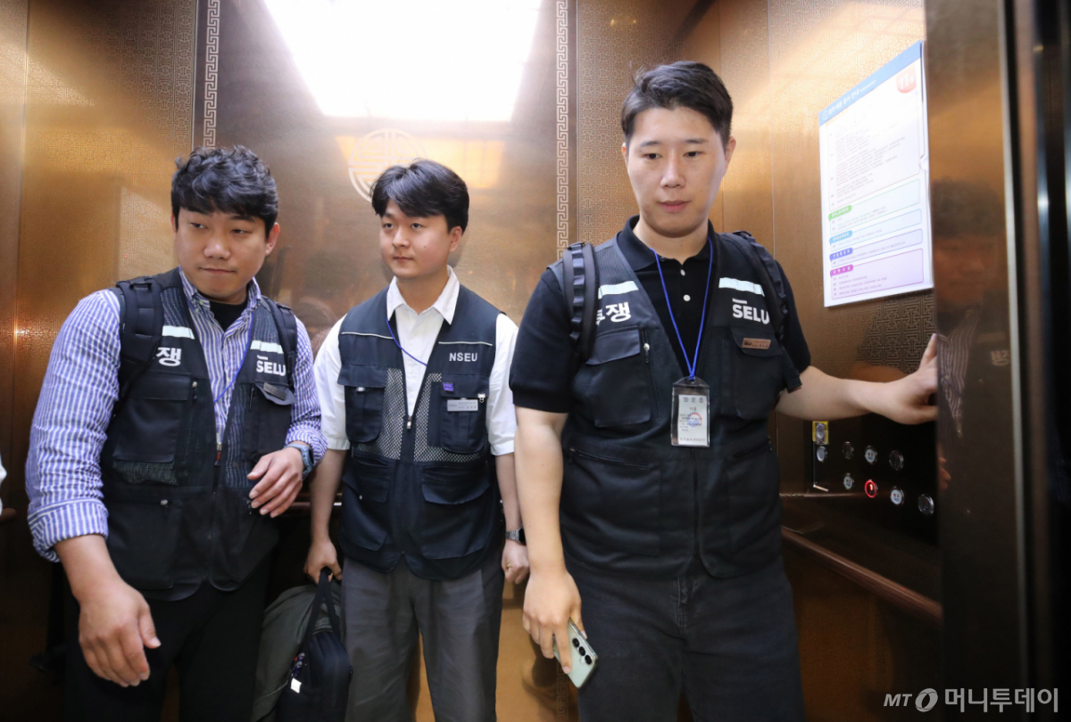 (세종=뉴스1) 김기남 기자 = 최승호 삼성그룹 초기업노동조합 삼성전자지부 위원장이 총파업 예고시점을 하루 앞둔 20일 정부세종청사 중앙노동위원회에서 노사협상 결렬에 따른 총파업 강행 입장을 밝힌 뒤 협상장을 떠나고 있다. (공동취재) 2026.5.20/뉴스1  Copyright © 뉴스1. All rights reserved. 무단 전재 및 재배포,  AI학습 이용 금지. /사진=(세종=뉴스1) 김기남 기자
