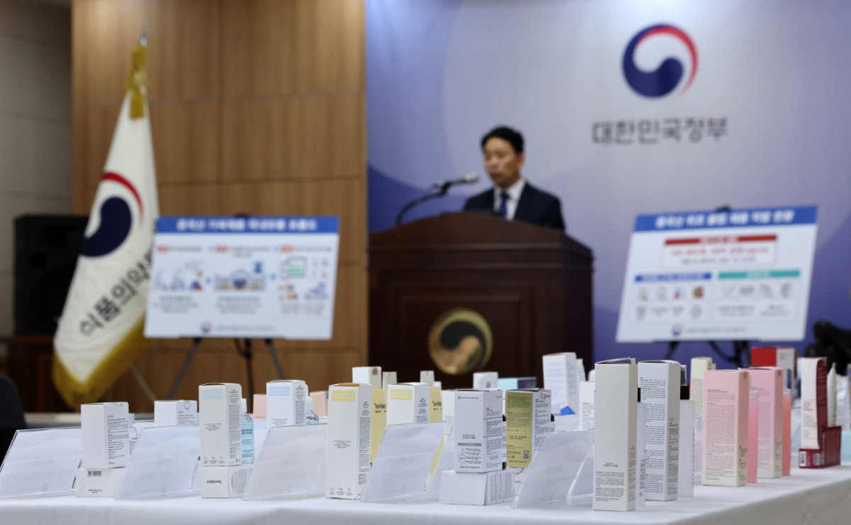(서울=뉴스1) 김성진 기자 = 김진휘 식약처 위해사범중앙조사단장이 17일 서울 양천구 서울지방식품의약품안전청에서 중국산 가짜 화장품 및 건강기능식품 국내 유통 브로커 적발 결과를 발표하고 있다. 브로커 A씨는 중국 선전의 제조업자와 공모해 2024년 10월부터 2025년 11월까지 화장품과 건강기능식품 등 위조 상품 61종, 약 8만 3000개를 국내 온라인 오픈마켓을 통해 판매한 혐의를 받는다. 정품 가격으로 환산하면 약 45억 원 규모다. 2026.9.17/뉴스1 Copyright © 뉴스1. All rights reserved. 무단 전재 및 재배포, AI학습 이용 금지. /사진=(서울=뉴스1) 김성진 기자