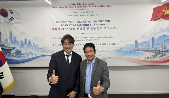 (사진 왼쪽부터)정희석 컨트롤에프 대표와 응우옌 롱비엔 칸호아성 인민위원회 상임 부위원장이 간담회에서 기념사진을 촬영 중이다/사진제공=컨트롤에프