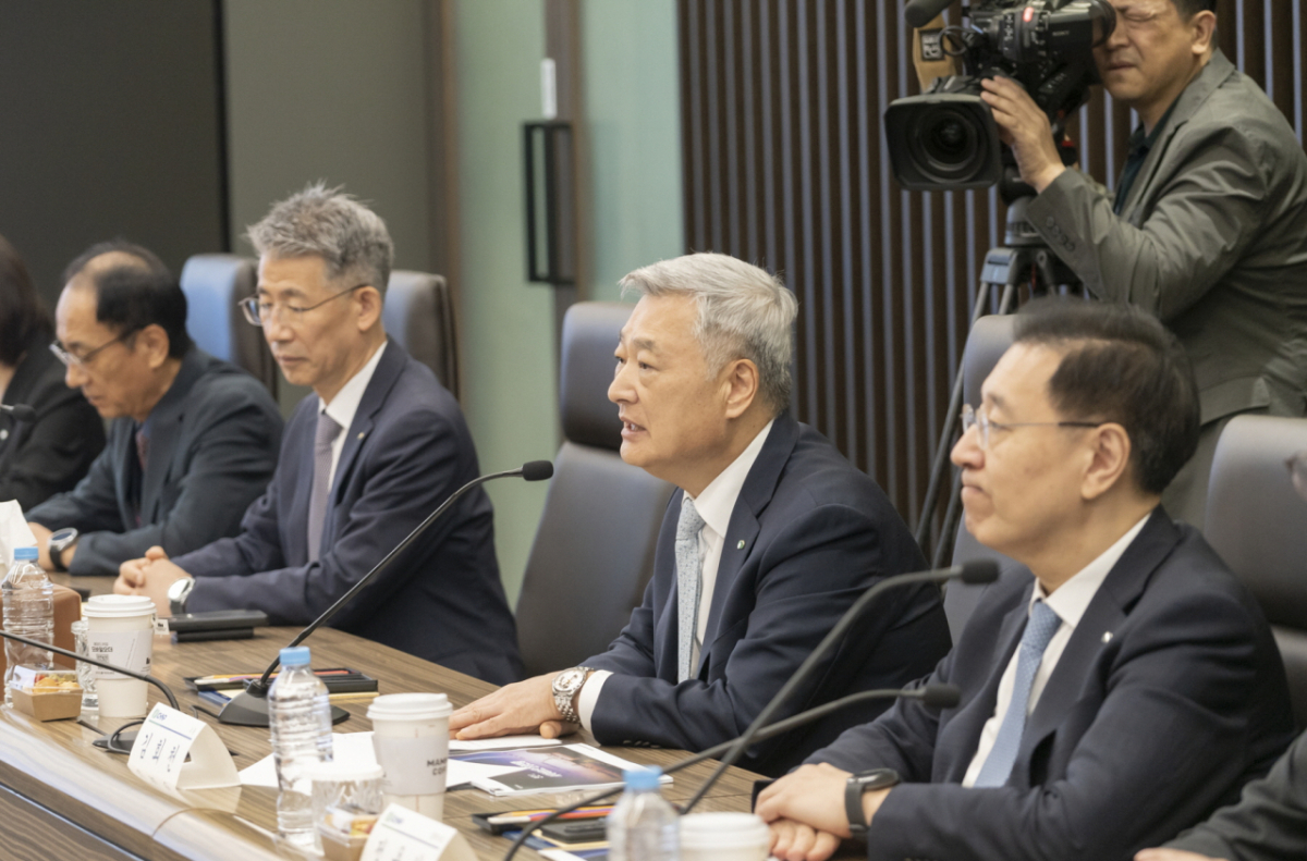한국수력원자력이 17일 사이버보안체계 점검 및 경영진의 보안의식 제고를 위해 '2026년 사이버보안위원회'를 개최했다. (가운데 김회천 한수원 사장) /사진제공=한수원