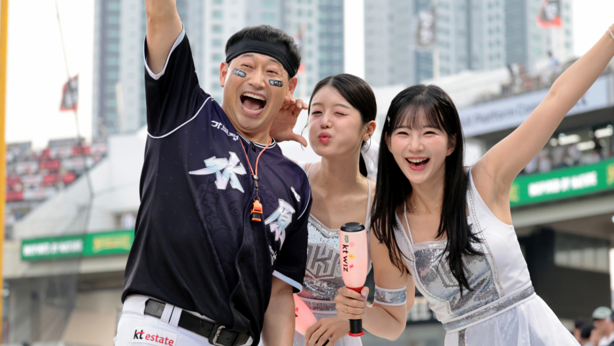 KT 김주일 응원단장이 롯데전 3회말 득점이 이어지자 신세희, 김진아 치어리더와 환호하고 있다. 13일 수원KT위즈파크에서 열리는 2026KBO리그 KT위즈와 롯데자이언츠 경기는 황재균의 은퇴식과 함께 했다. KT 주전3루수로 활약하다 지난해 은퇴를 선언한 황재균은 이날 은퇴 특별엔트리로 등록됐다. 2029.09.13. /사진=강영조 선임기자