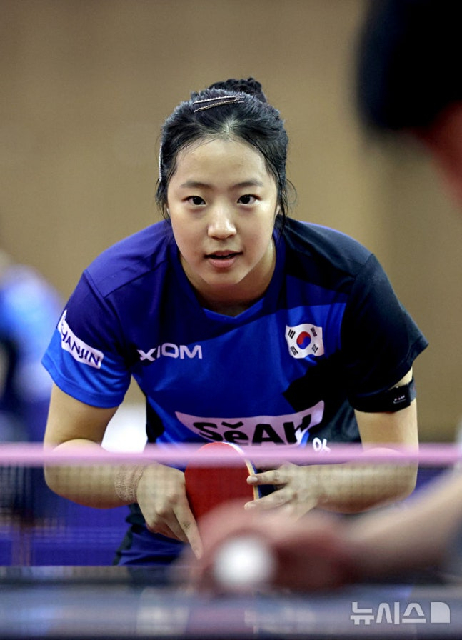 한국 탁구 국가대표 신유빈이 지난 7월 충북 진천선수촌에서 열린 2026 아이치·나고야 아시안게임 탁구 대표팀 미디어데이에서 공개훈련을 하고 있다. /사진=뉴시스 제공