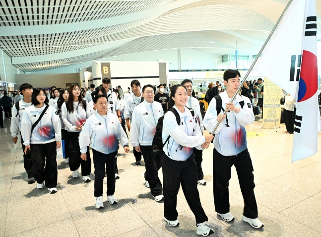 한국탁구 간판 신유빈이 17일 인천국제공항을 통해 2026 아이치·나고야 아시안게임이 열리는 일본 나고야로 출국했다. /사진=대한체육회 제공