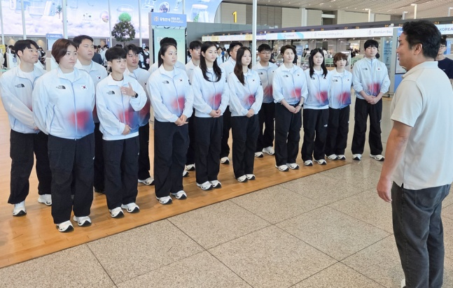 한국 탁구 대표팀이 17일 인천국제공항에서 2026 아이치·나고야 아시안게임 출국을 앞두고 이태성 탁구협회장의 격려를 듣고 있다. /사진=대한탁구협회 제공