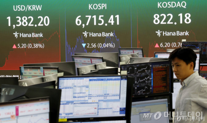 17일 오전 서울 중구 하나은행 본점 딜링룸 /사진=뉴시스