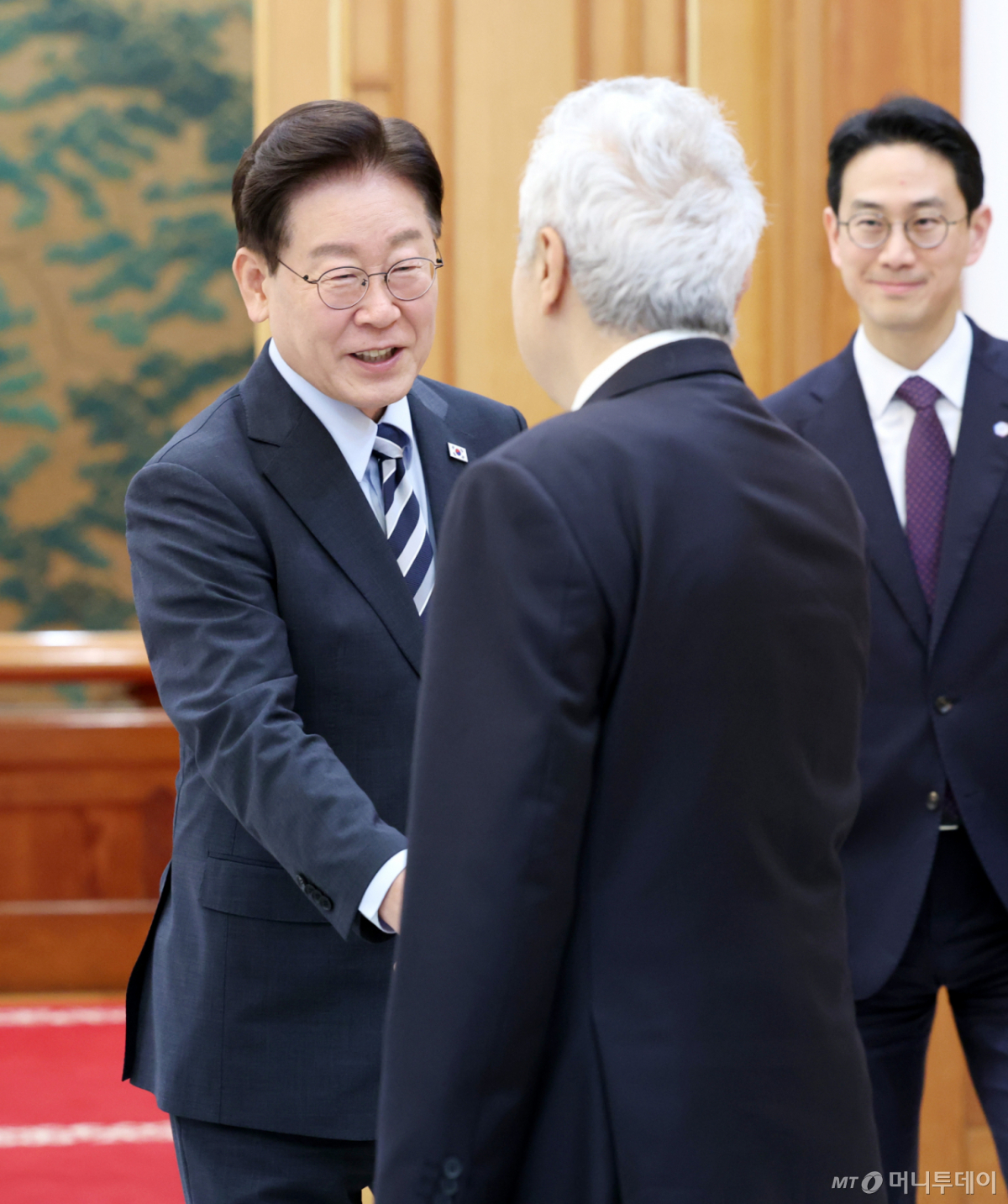 [서울=뉴시스] 김진아 기자 = 이재명 대통령이 17일 청와대에서 파티 비롤 국제에너지기구(IEA) 사무총장을 접견하기 앞서 인사를 나누고 있다. (청와대통신사진기자단) 2026.09.17. bluesoda@newsis.com /사진=김진아