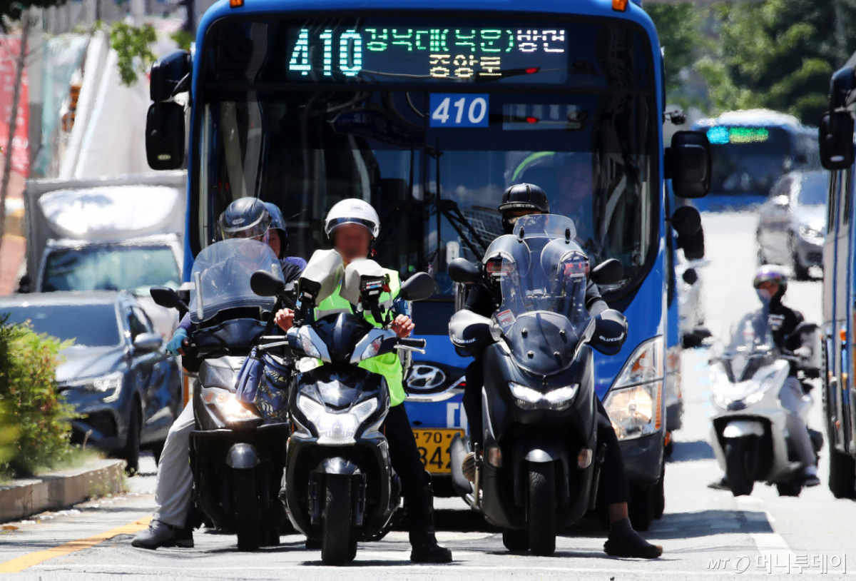 (대구=뉴스1) 공정식 기자 = 가을에 접어든다는 절기 '입추(立秋)'가 하루 앞으로 다가온 6일 폭염이 계속되는 가운데 대구 중구 반월당 인근 도로에서 점심시간을 앞두고 오토바이를 탄 배달 라이더들이 직진 신호를 기다리고 있다. 2026.8.6/뉴스1 Copyright © 뉴스1. All rights reserved. 무단 전재 및 재배포, AI학습 이용 금지. /사진=(대구=뉴스1) 공정식 기자