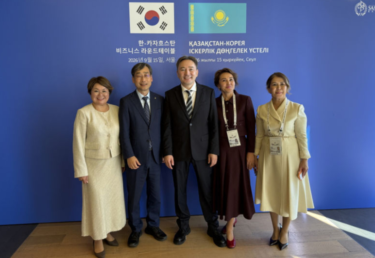 오용준 국립한밭대학교 총장(왼쪽 2번째) 카자흐스탄 대학 및 교육기관 대표들과 업무협약 후 기념촬영을 하고 있다./사진제공=한밭대