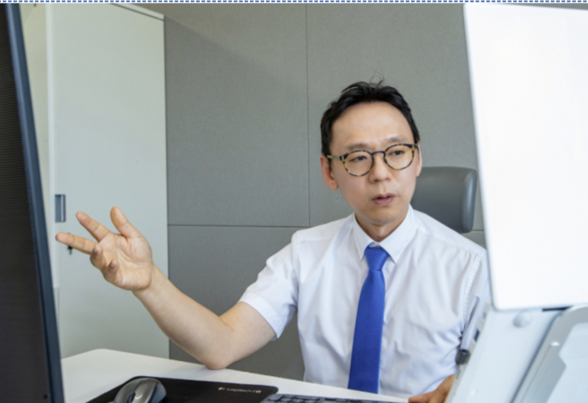 이진형 KT AX사업본부장 상무가 11일 온라인 브리핑에서 KT '모두의 AI' 전략을 소개하고 있다./사진=KT