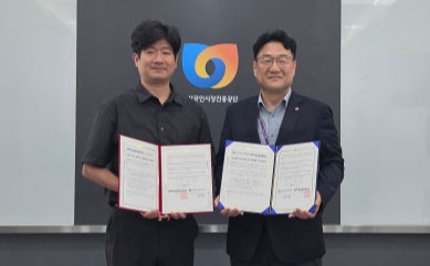 동의과학대, 소진공 부산울산본부 관계자들이 지역 소상공인 AI 역량 강화를 위한 교육협력 업무협약을 맺고 기념 사진을 찍고 있다./사진제공=동의과학대