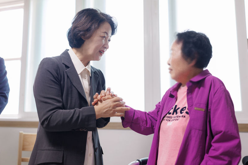 17일 오전 이천시 중리동행정복지센터 일원에서 추미애 경기도지사가 추석맞이 통합돌봄 서비스 현장방문을 하고 있다./사진제공=경기도