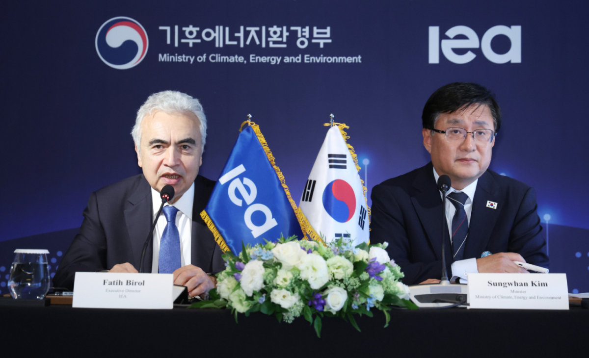 파티 비롤 국제에너지기구(IEA) 사무총장이 17일 오후 서울 종로구 포시즌스호텔에서 열린 한-IEA 회복탄력적·통합적 아시아에너지안보협력 파트너십 업무협약(MOU) 체결식 및 공동 기자회견에서 글로벌 에너지 이슈 브리핑을 하고 있다. 오른쪽은 김성환 기후에너지환경부 장관. 2026.09.17. chocrystal@newsis.com /사진=뉴시스
