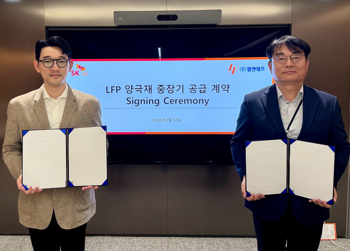 김성탄 SK온 원소재구매실장(왼쪽)과 이병희 엘앤에프 최고운영책임자(COO)가 17일(목) 서울 종로구 SK온 관훈캠퍼스에서 LFP 양극재 구매 계약 체결 후 기념촬영을 하고 있다/사진제공=SK온