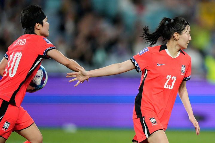 지소연(왼쪽)이 하이파이브하고 있다. /사진=대한축구협회 제공