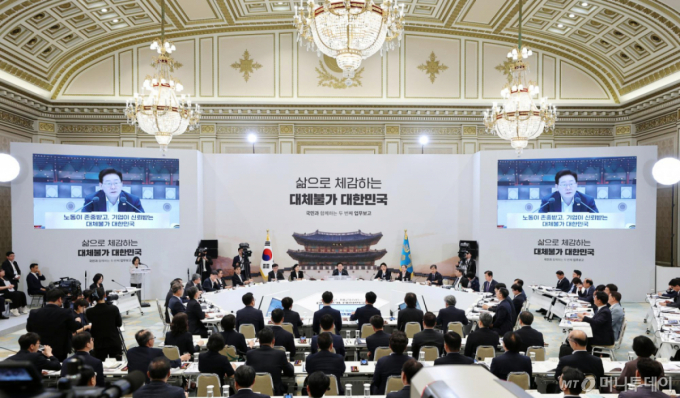 [서울=뉴시스] 김진아 기자= 이재명 대통령이 4일 청와대 영빈관에서 열린 고용노동부, 중기부, 공정위에 대한 부처 업무보고에서 발언하고 있다.(청와대통신사진기자단) 2026.08.04. bluesoda@newsis.com /사진=