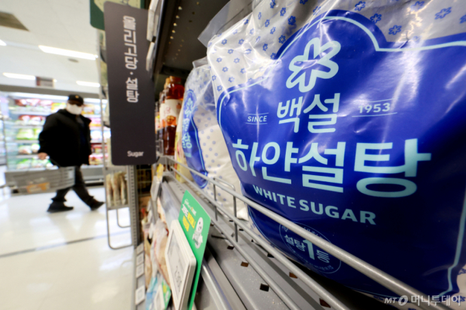 (서울=뉴스1) 이호윤 기자 = 12일 공정거래위원회가 4년간 설탕 가격을 담합한 CJ제일제당·삼양사·대한제당에 시정명령을 내리고 과징금 4,083억 원을 부과했다. 공정위는 위 제당사들이 지난 2021년 2월부터 지난해 4월까지 8차례에 걸쳐 음료나 과자 제조사 같은 기업용 설탕의 판매가격을 담합했다고 밝혔다. 사진은 이날 서울시내 한 마트에 진열된 설탕의 모습. 2026.2.12/뉴스1 Copyright (C) 뉴스1. All rights reserved. 무단 전재 및 재배포, AI학습 이용 금지. /사진=(서울=뉴스1) 이호윤 기자