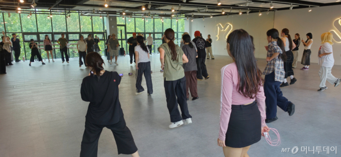 지난 14일 서울 강남구 대치동 SM유니버스 연습실에서 K뉴딜 아카데미의 'K팝 댄스 지도자' 과정 수강생들이 댄스 연습을 하고 있다. /사진=김사무엘 기자