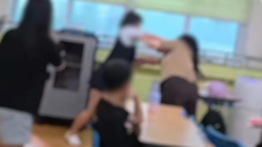 SNS(소셜미디어)에 유포된 영상에는 A양이 B씨를 발로 걷어차고 주먹으로 머리와 얼굴을 때린 뒤 머리채를 잡아당기는 모습이 담겼다. A양은 이를 제지하던 교장과 교감, 학생부장 등 교직원들에게도 욕설하고 폭행한 것으로 전해졌다./사진=인스타그램 캡처