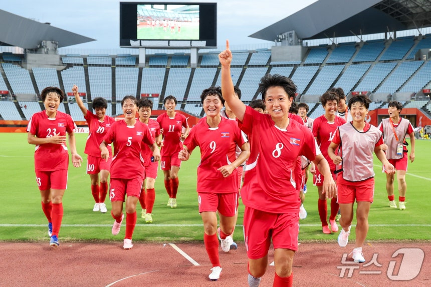 북한 여자축구 대표팀 선수들이 승리 후 응원단 석으로 향하고 있다. /사진=뉴스1