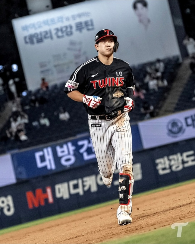 LG 문정빈이 16일 창원 NC전 9회초 무사 1, 2루에서 홈런을 치고 그라운드를 돌고 있다. /사진=LG 트윈스 제공