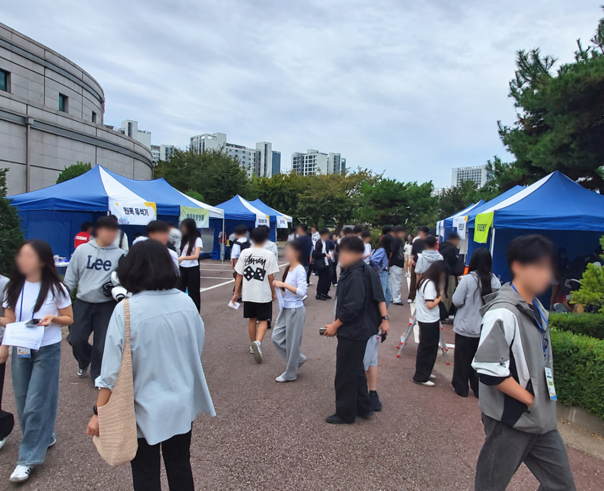 AI융합교육원에 다양한 체험부스가 설치 모습(위), 행사에 참여한 학생들이 전통활쏘기 체험 하는 모습