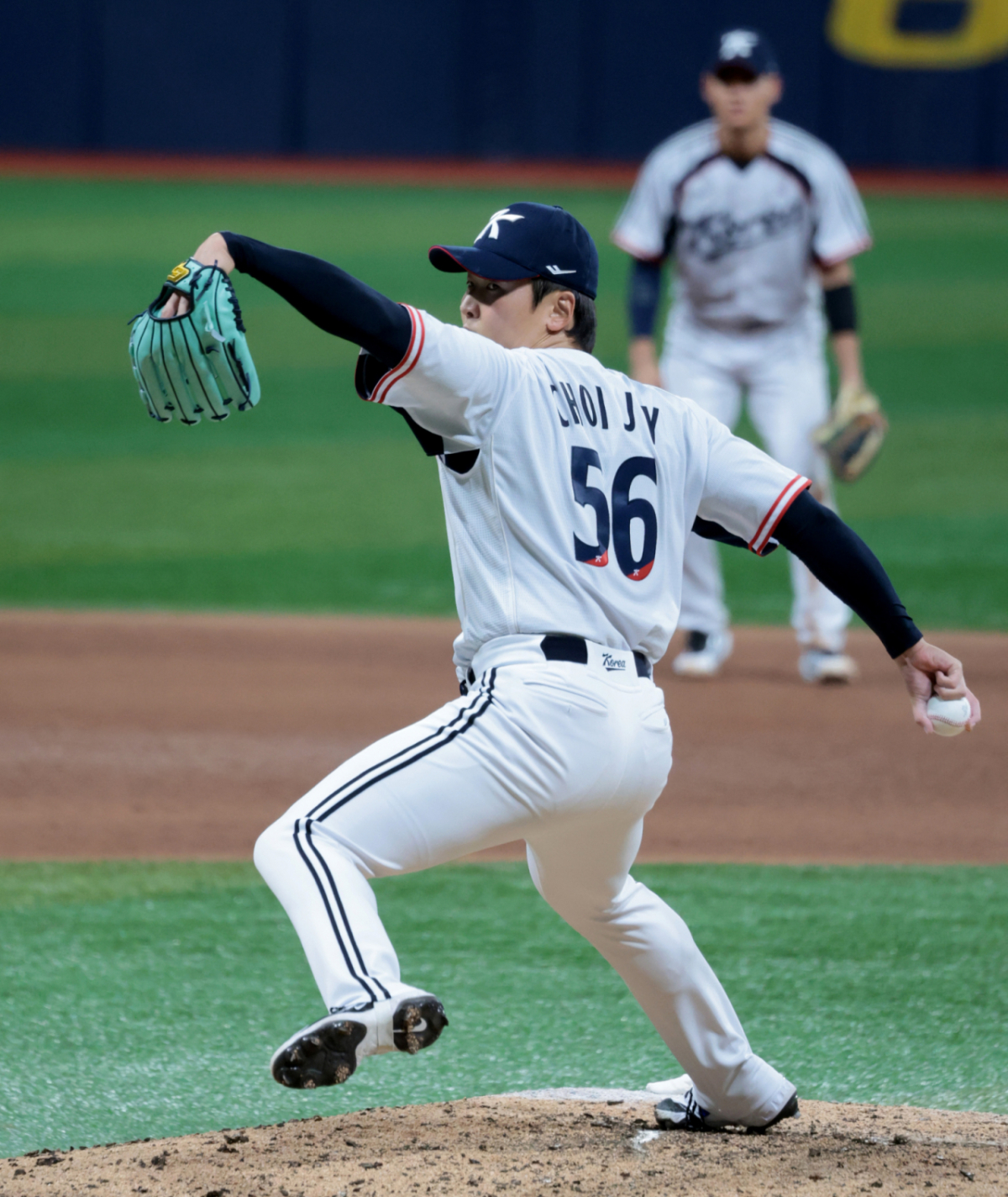 야구대표팀 최준용이 17일 서울 고척스카이돔에서 열린 상무와 2026 아이치-나고야 아시안게임 대비 평가전에서 8회초 승부치기 때 등판해 투구하고 있다. /사진=강영조 선임기자