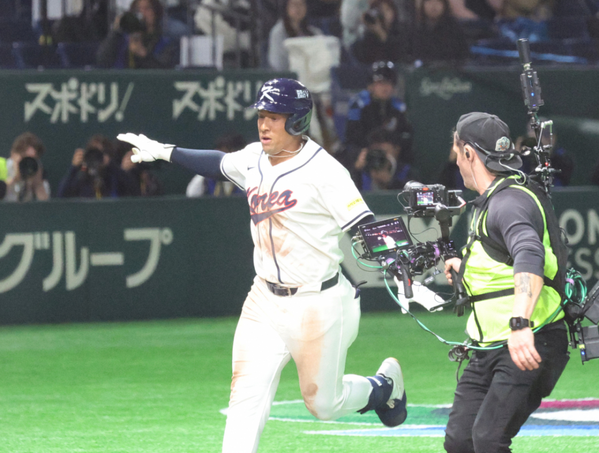 야구대표팀 2번타자 저마이 존스가 5일 도쿄돔에서 열린 2026WBC 도쿄POOL 개막 두번째경기 한국과 체코경기 8회말 2사후 솔로홈런을 터트린 후 비행기세리머니를 하며 홈인하고 있다. 2026.03.05. /사진=강영조 cameratalks@