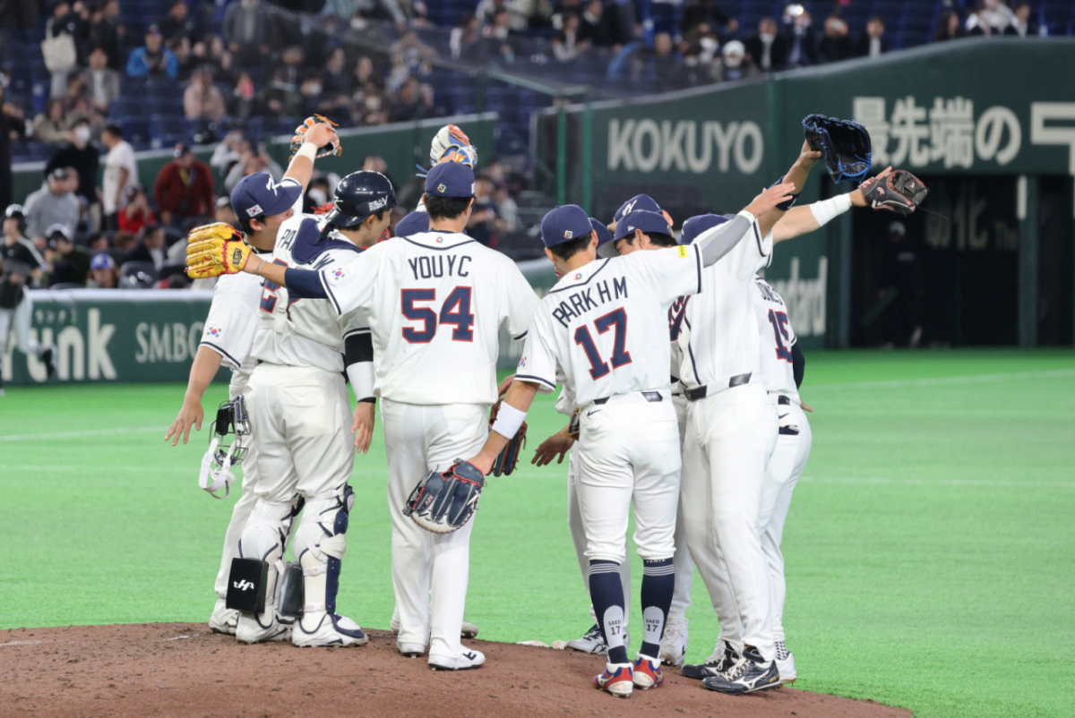 대한민국 야구대표팀이 3월 5일 도쿄돔에서 열린 2026 WBC 도쿄POOL 개막 두번째 경기 체코전에서 11-4로 승리하며 첫승을 신고했다. 류지현 감독과 선수들이 9회초 수비를 마친 후 자축하고 있다. /사진=강영조 cameratalks@
